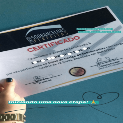 aluno do curso design de sombrancelhas com certificado na mão